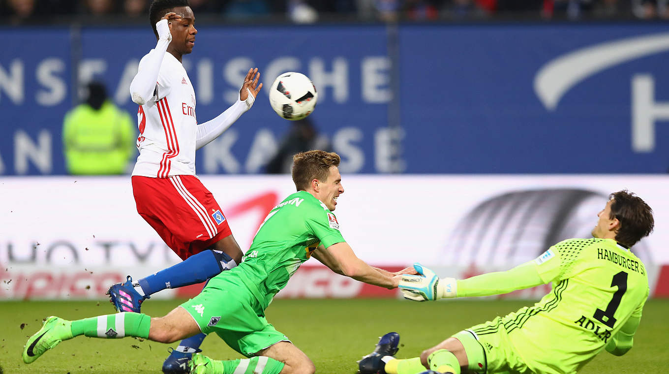 HSV goalkeeper Adler does fantastically to keep out Herrmann in a one-on-one © 2017 Getty Images