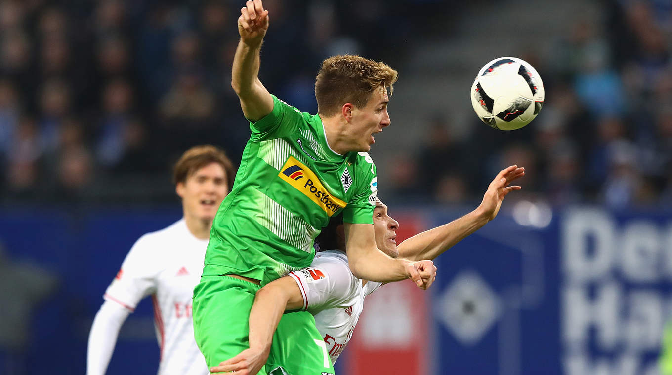 Hamburg's Albin Ekdal und Gladbach's Patrick Hermann battle to win a header © 2017 Getty Images