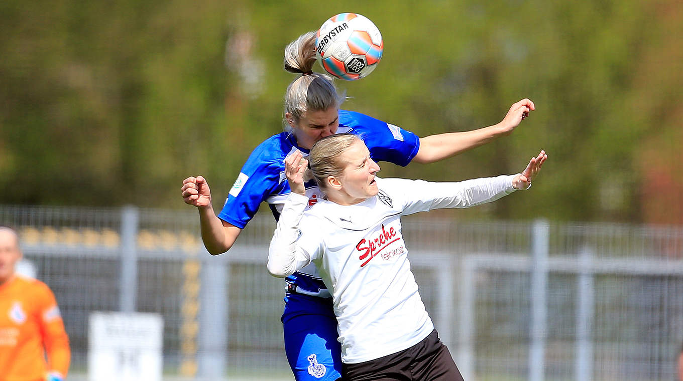Kopfballduell mit Duisburgs Rahel Kiwic: BVC-Topstürmerin Agnieszka Winczo (u.) © 2016 Getty Images