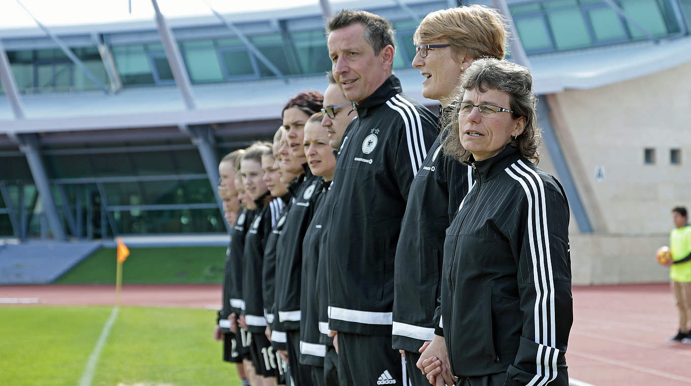 Bei der Nationalhymne: Das Trainerteam um Ulrike Ballweg (r.). © 2017 Getty Images