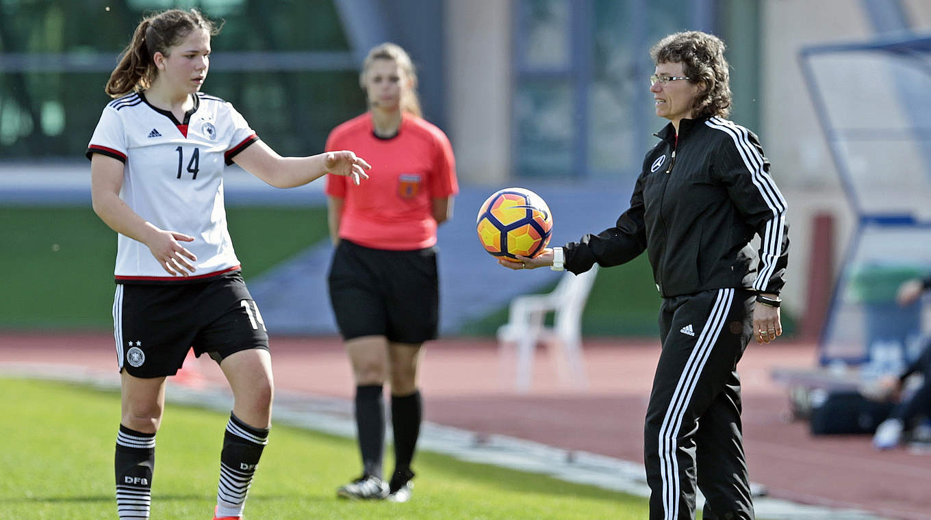Immer aktiv: Ulrike Ballweg (r.) überreicht ihrer Spielerin Anika Metzner (l.) den Ball zum Einwurf. © 2017 Getty Images