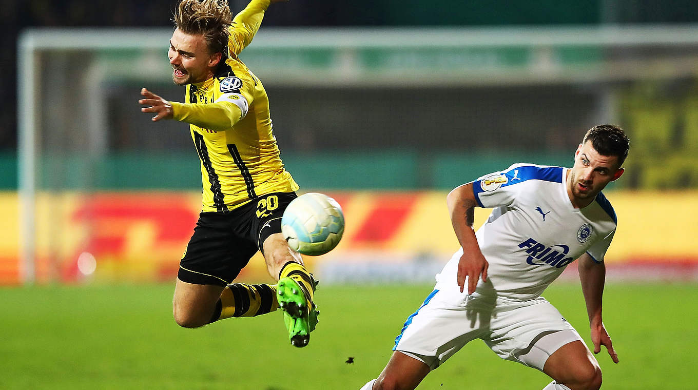 BVB defender Schmelzer challenges Lotte's Rosinger for the ball © 2017 Getty Images