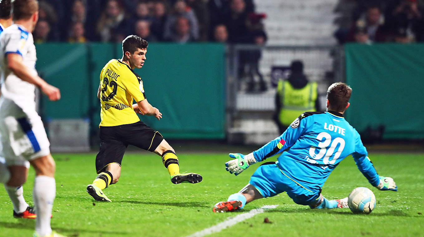 Die Führung der Gäste: Dortmunds Christian Pulisic (M.) trifft zum 1:0  © 2017 Getty Images