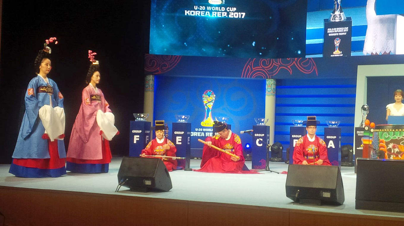 Folklore in Seoul: die Auslosung der U 20-Weltmeisterschaft in Südkoreas Hauptstadt © DFB