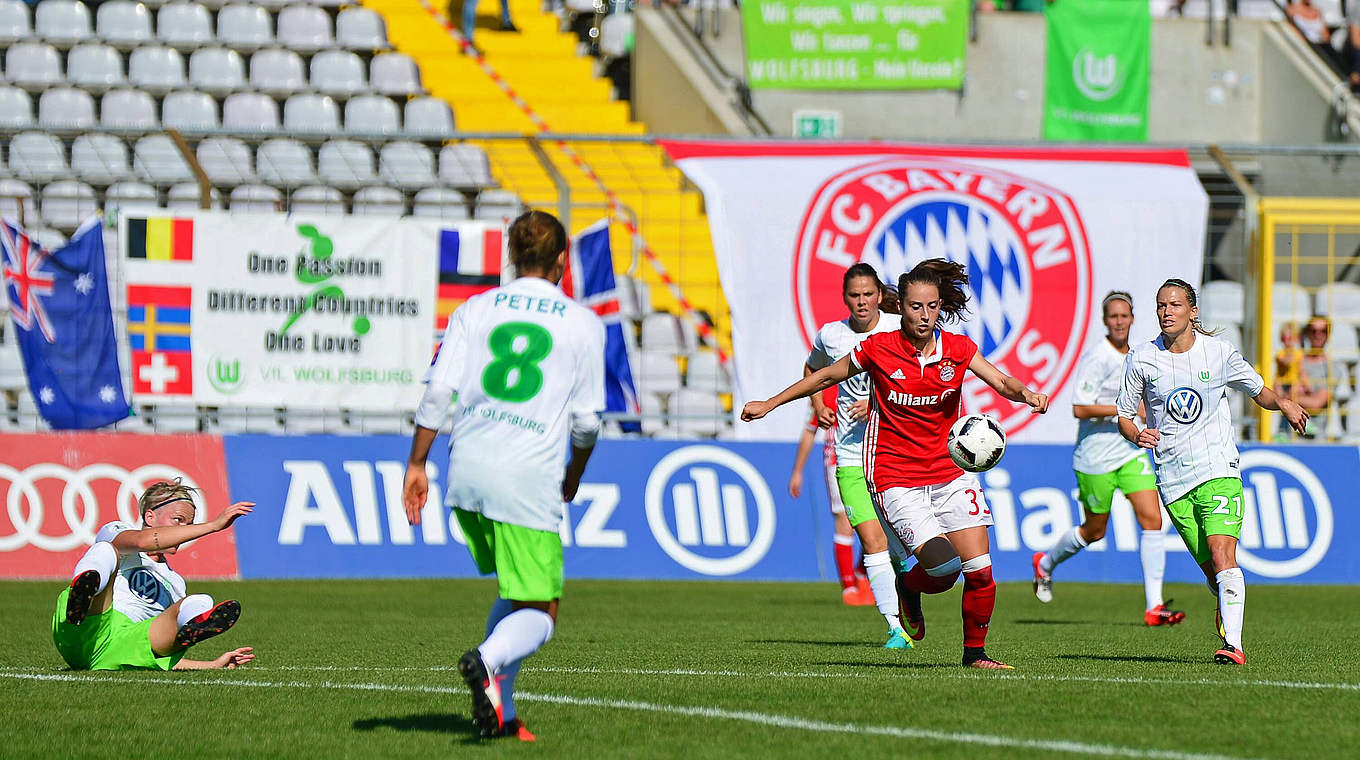 1:2 in der Bundesliga, nun das nächste Duell im Pokal: Däbritz und Bayern gegen VfL © imago