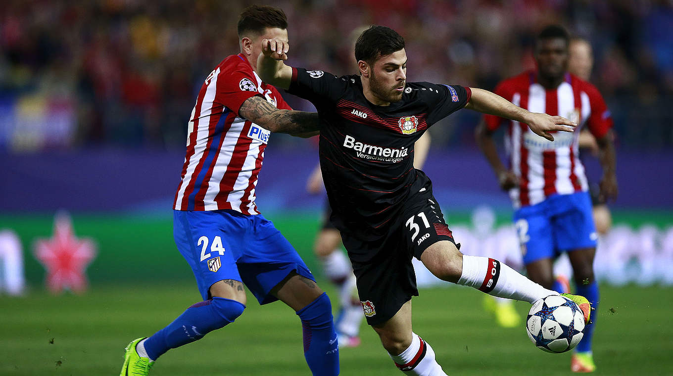 Starke Leistung im Hexenkessel von Madrid: Kevin Volland (r.) gegen Atleticos Giminez © 2017 Getty Images