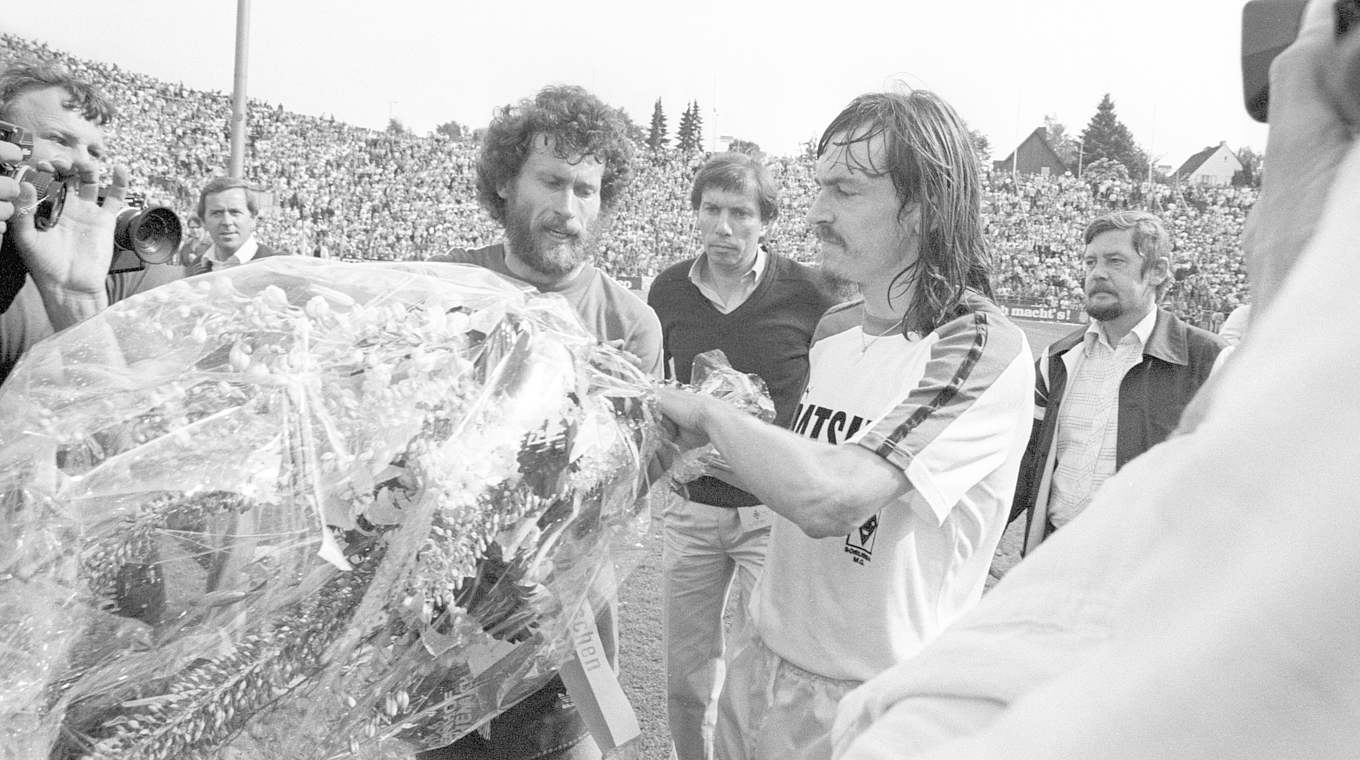 Blumen am Bökelberg: Lienen (r.) gratuliert Breitner und Bayern zur Meisterschaft 1981 © imago sportfotodienst
