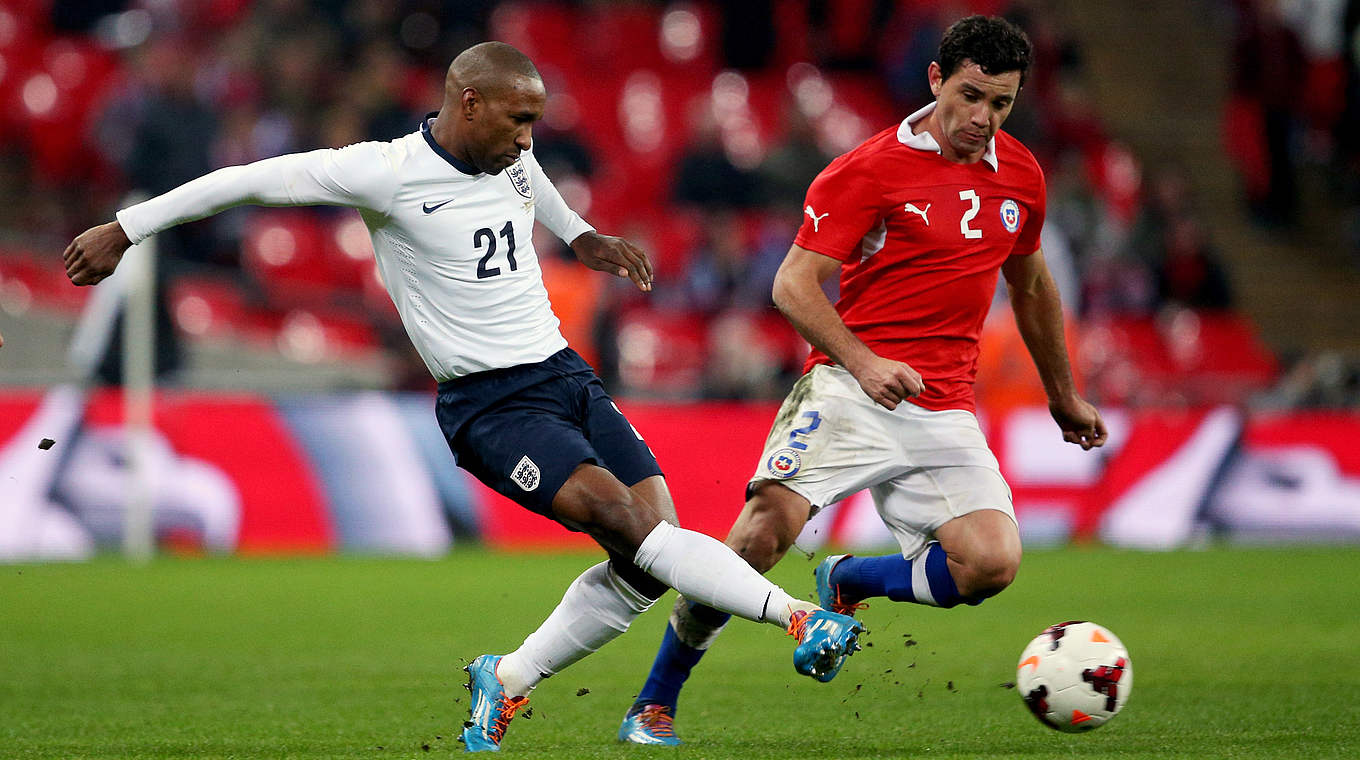 Der bislang letzte Einsatz für England: Defoe (l.) im Duell mit Chile im November 2013 © 2013 Getty Images