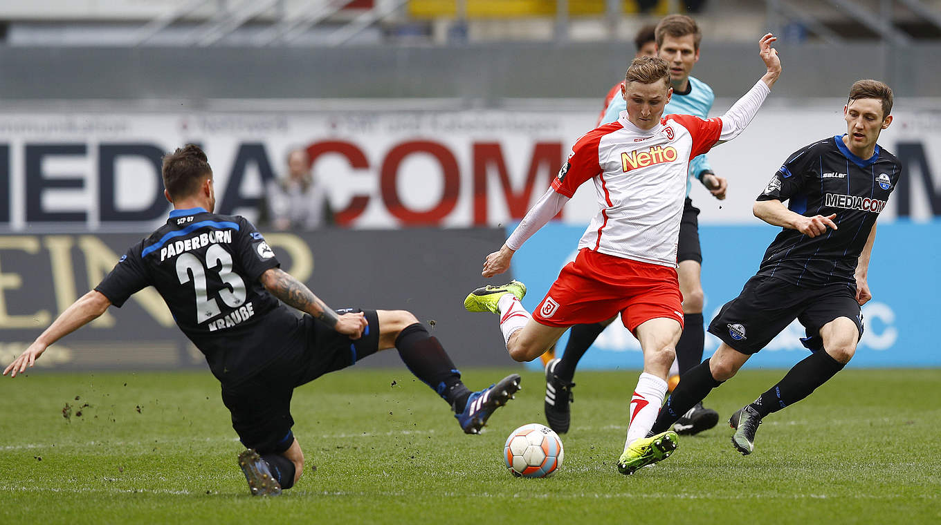 Einen Schritt schneller: Palionis (M.) und Regensburg springen auf Platz drei © 2017 Getty Images