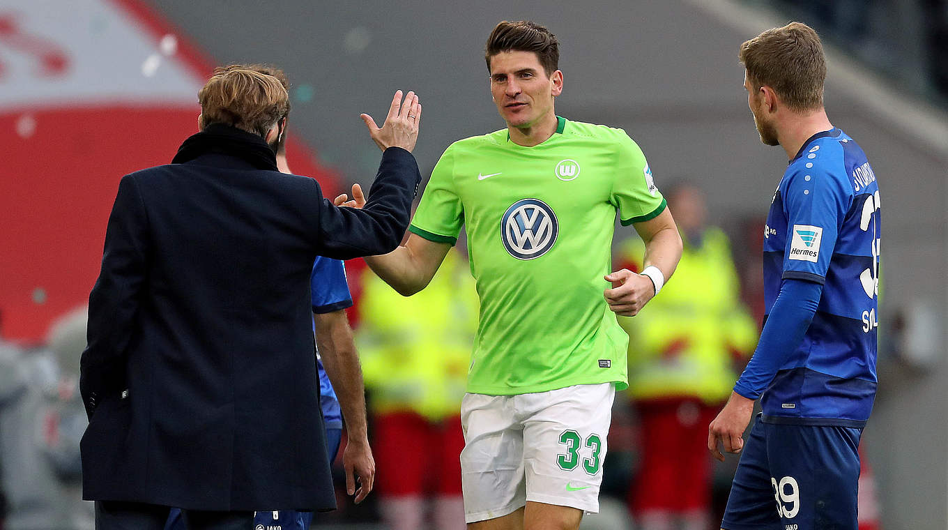 German International Mario Gomez and Wolfsburg coach Andries Jonker © 2017 Getty Images