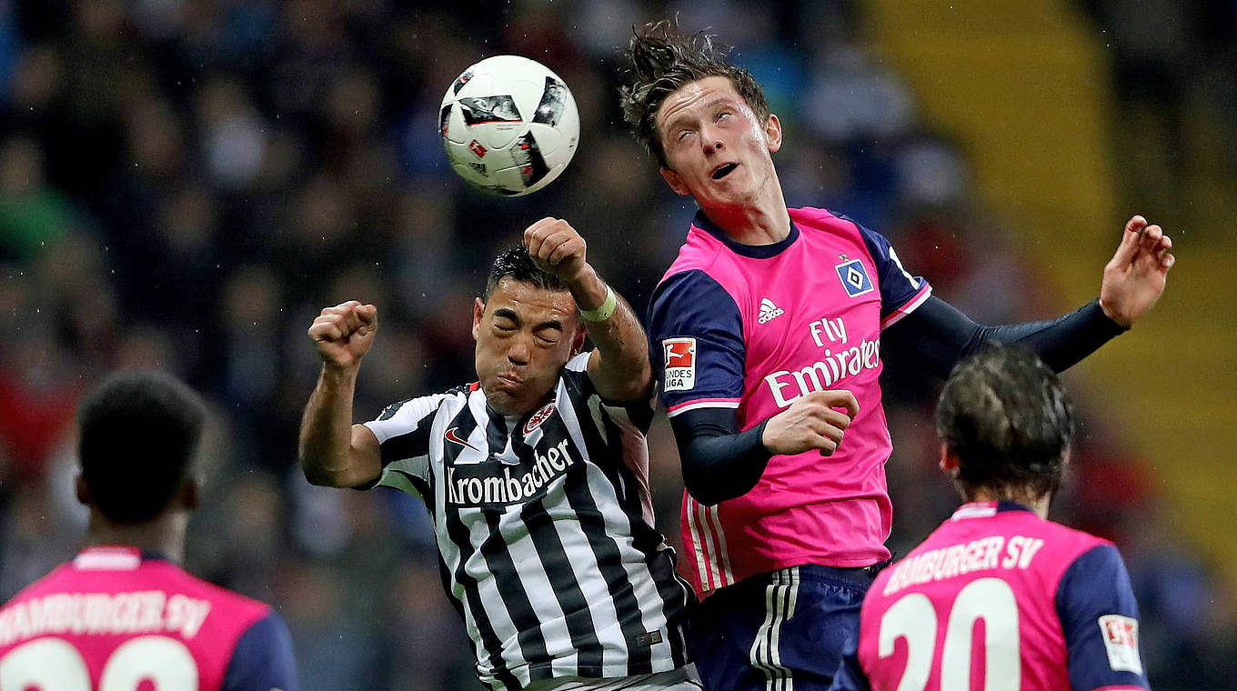 Luftduell: Frankfurts Marco Fabian (l.) gegen den Hamburger Michel Gregoritsch © 2017 Getty Images