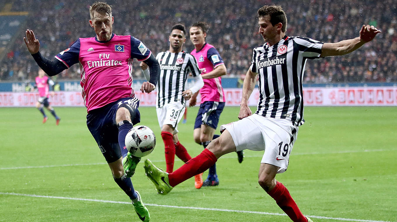 Hamburger striker Aaron Hunt and Eintracht's David Abraham battle for the ball © 2017 Getty Images