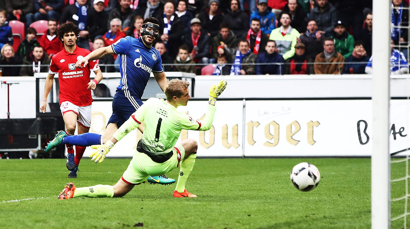 Sead Kolasinac scored the winner for Schalke in a close encounter against Mainz. © 2017 Getty Images