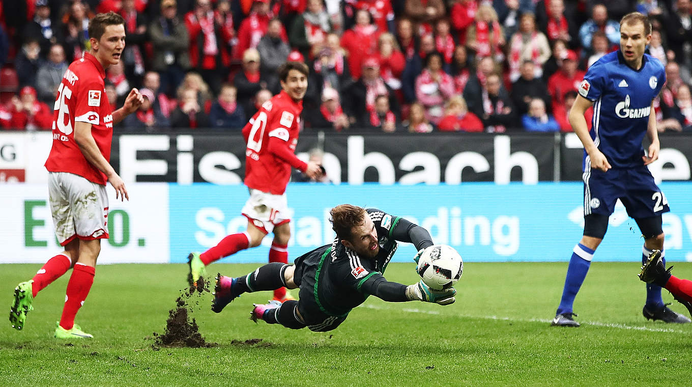 Zeichnet sich mehrfach durch starke Paraden aus: Schalke-Keeper Ralf Fährmann (3.vl.) © 2017 Getty Images