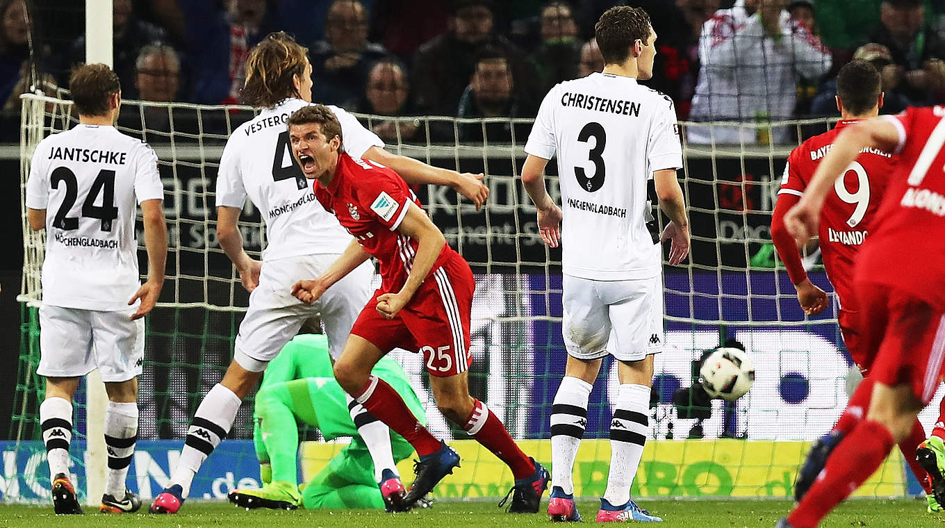 Siegtorschütze: Nationalspieler Müller (3.v.l.) trifft zum 1:0 für Bayern in Gladbach © 2017 Getty Images