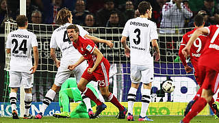 Siegtorschütze: Nationalspieler Müller (3.v.l.) trifft zum 1:0 für Bayern in Gladbach © 2017 Getty Images