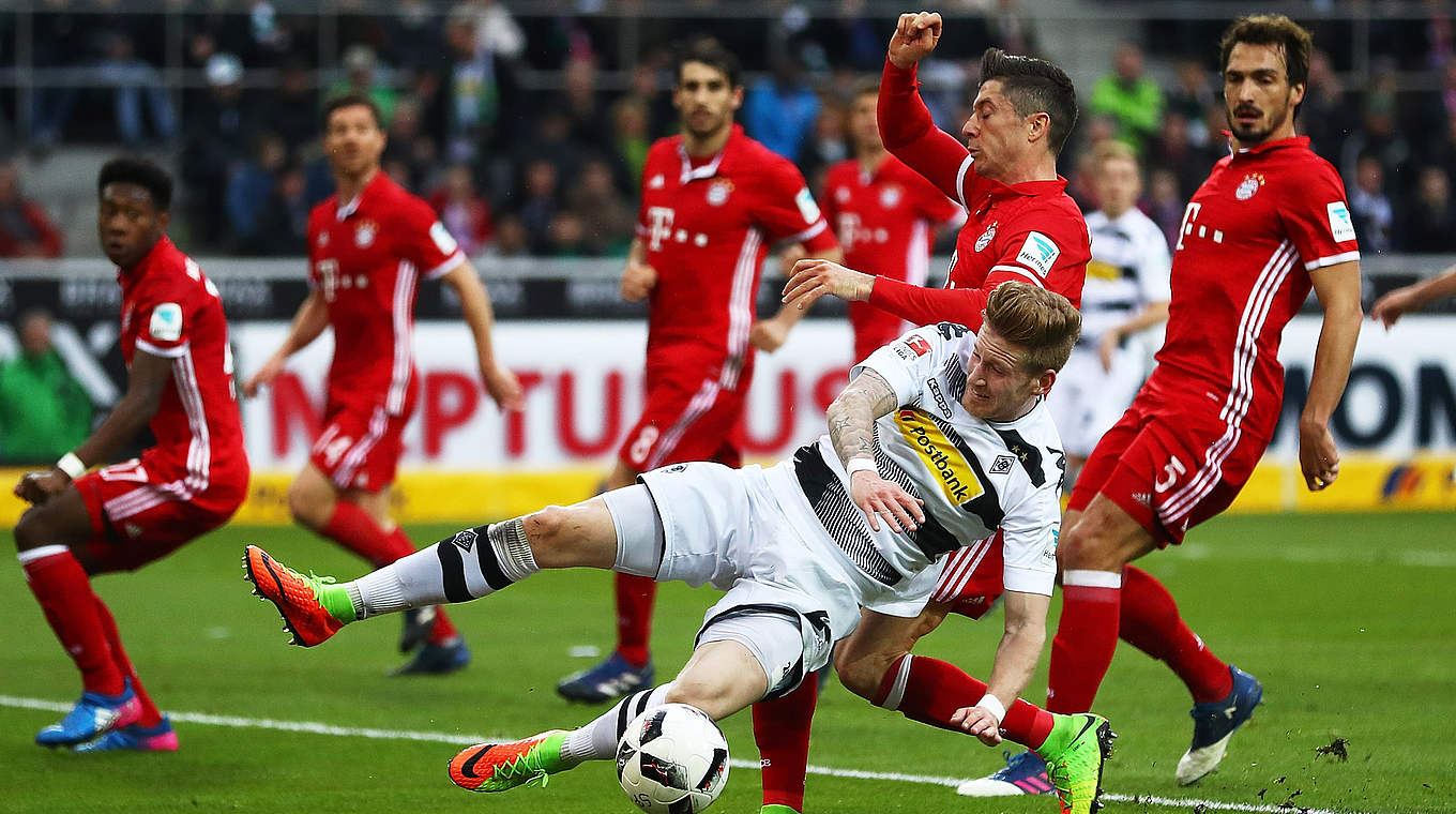 Umkämpftes Spiel: Gladbachs André Hahn (v.) im Zweikampf mit Robert Lewandowski © 2017 Getty Images