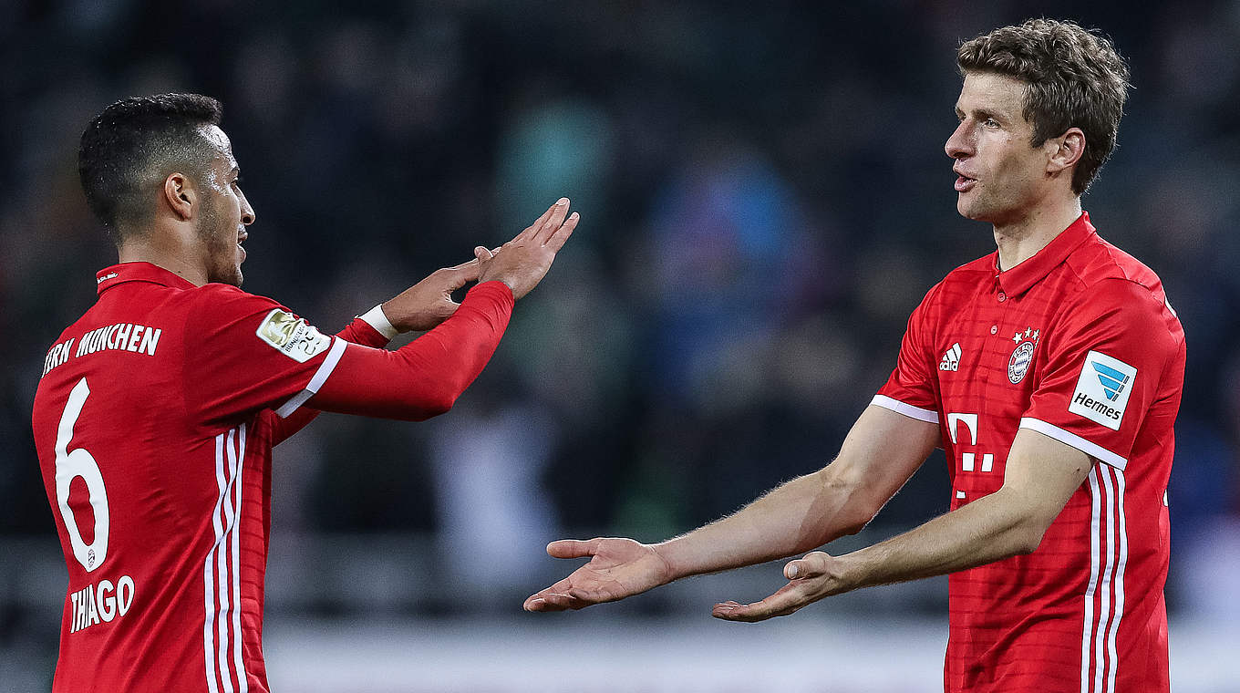 Thomas Müller mit Thiago (l.): "Wir sind eben süchtig nach dem Gefühl des Siegens" © 2017 Getty Images