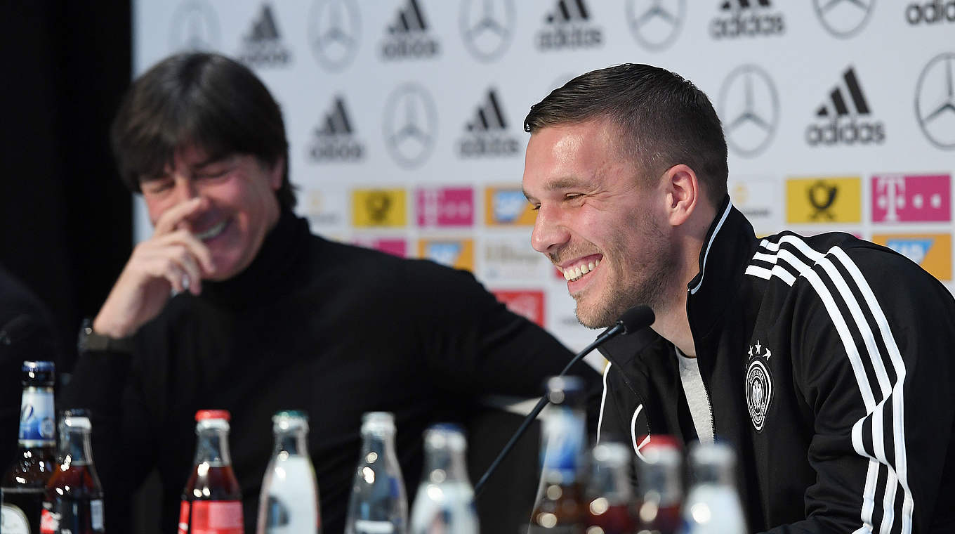 Bundestrainer Löw mit Podolski (r.): "Wir sind einen langen Weg zusammengegangen" © GES/Markus Gilliar