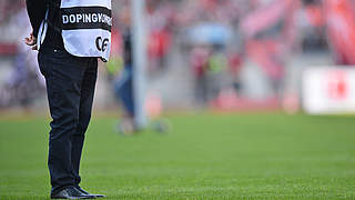 Besuch bei der Nationalmannschaft: NADA-Kontrolleure nehmen Urinproben © 2016 Getty Images