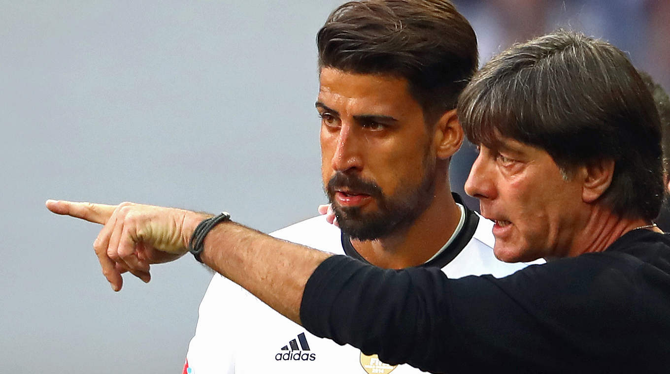 "Es ist eine reine Vorsichtsmaßnahme": Joachim Löw verzichtet auf Sami Khedira (l.)  © 2016 Getty Images