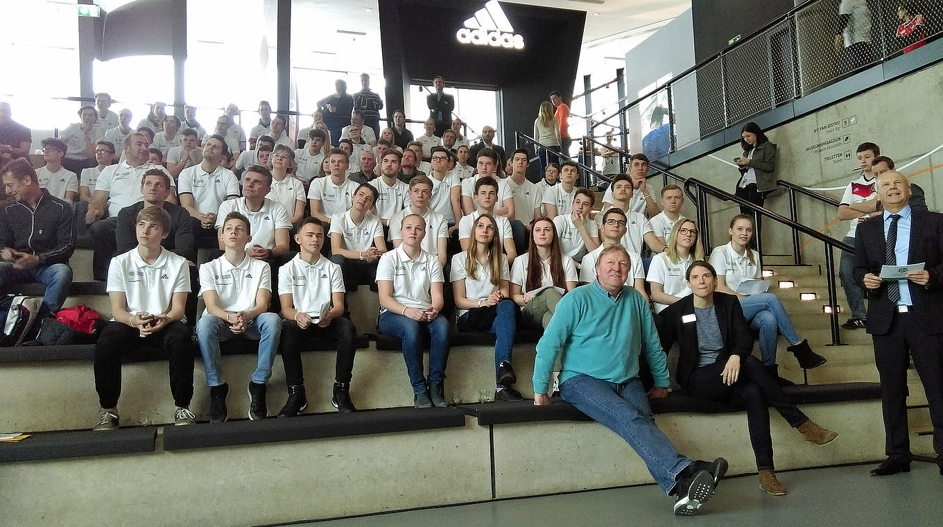 Trainernachwuchs im Deutschen Fußballmuseum: die DFB-Junior-Coaches © DFB