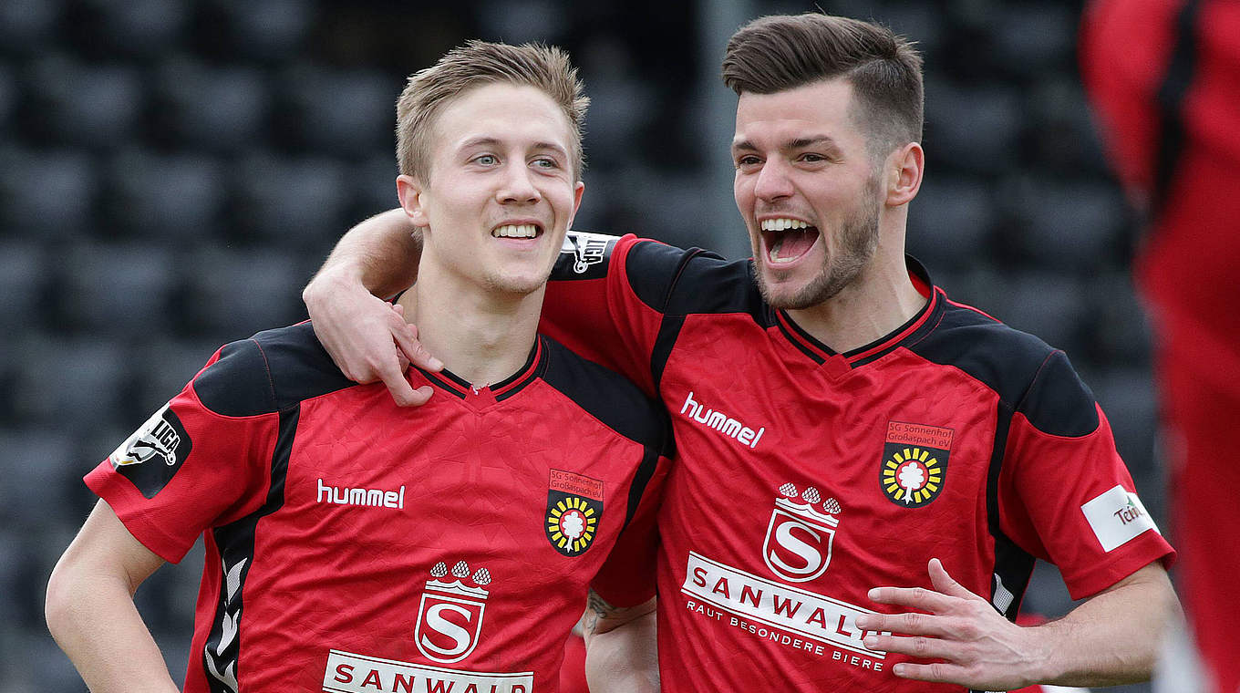 Elfter Saisonsieg: Aspachs Sebastian Schiek (l.) und Torschütze Nicolas Jüllich jubeln © imago/Sportfoto Rudel