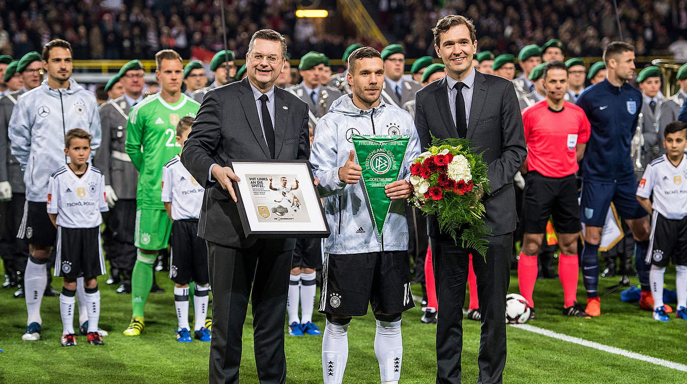 Vor dem Spiel geehrt: Lukas Podolski (M.) mit Reinhard Grindel (l.) und Friedrich Curtius © GES/Marvin Ibo GŸngšr