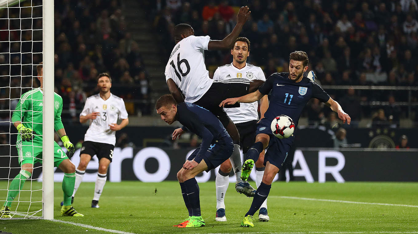 "Huckepack" genommen: Englands Jamie Vardy gegen Antonio Rüdiger (Nr. 16) © 2017 Bongarts/Getty Images