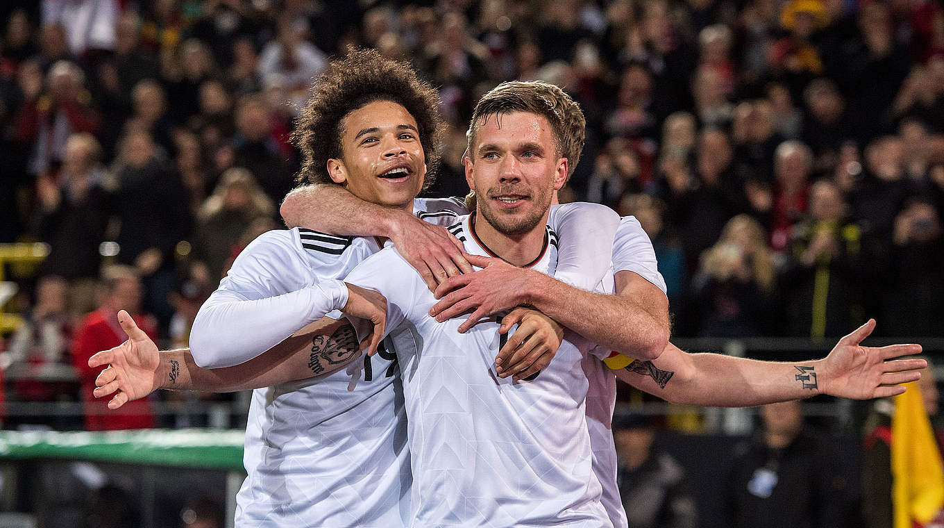 Ein Traumtor zum Abschied: Lukas Podolski lässt Deutschland gegen England jubeln © GES/Markus Gilliar
