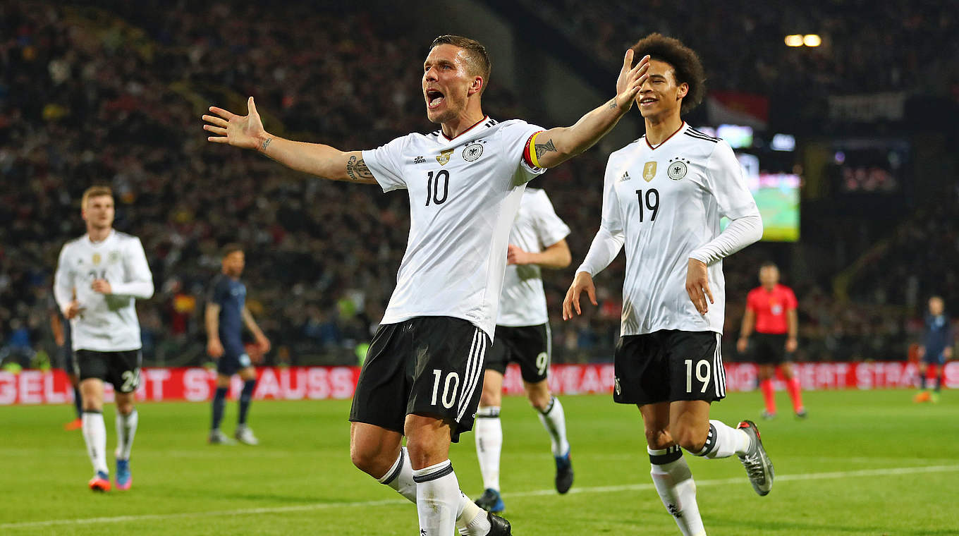 Abschied mit Traumtor und Wahl zum "Spieler des England-Spiels": Lukas Podolski (v.) © 2017 Bongarts/Getty Images