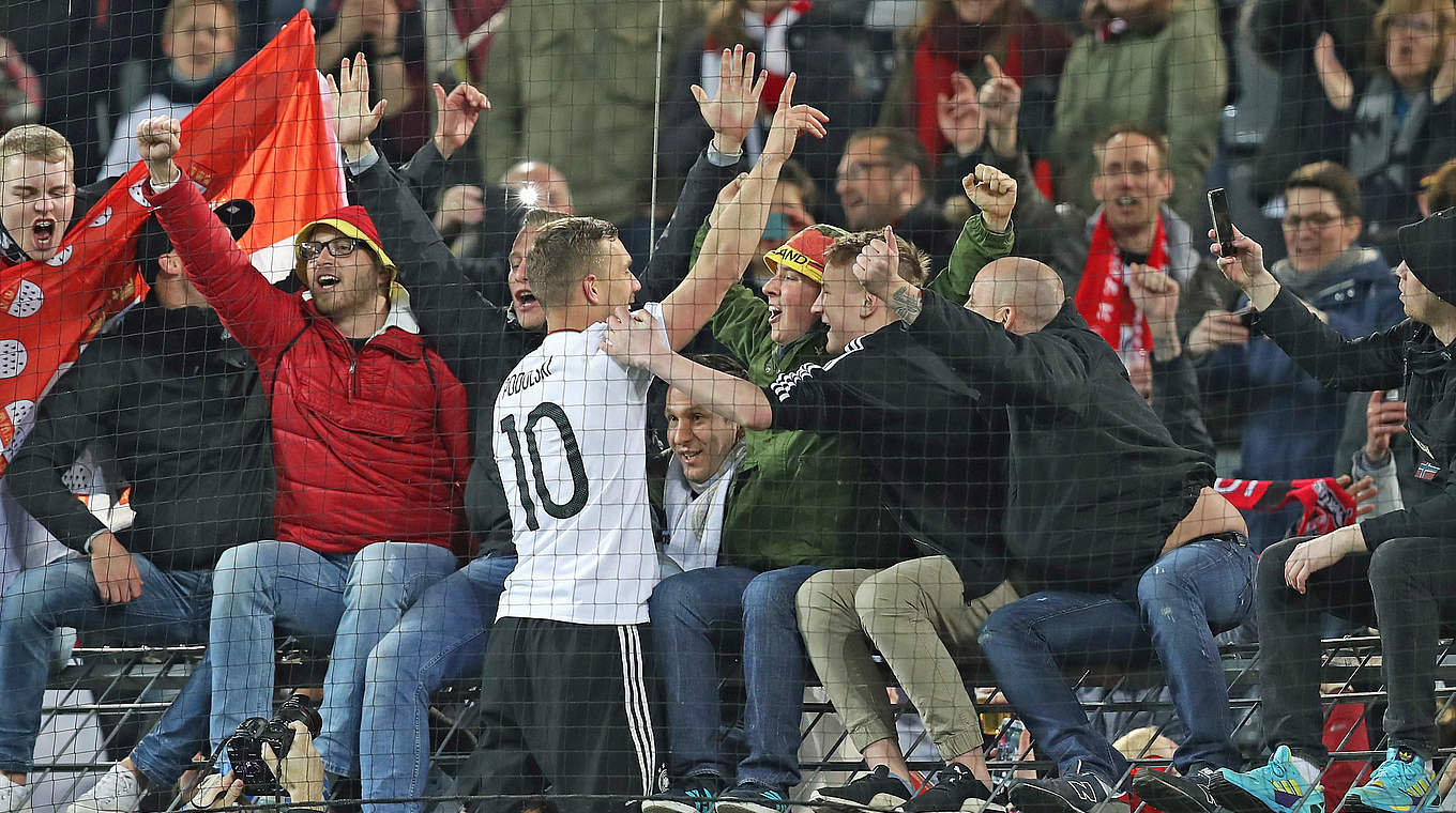 Podolski sagt seinen Fans Tschö: "Danke für 13 geile Jahre mit dem Adler auf der Brust" © 2017 Getty Images