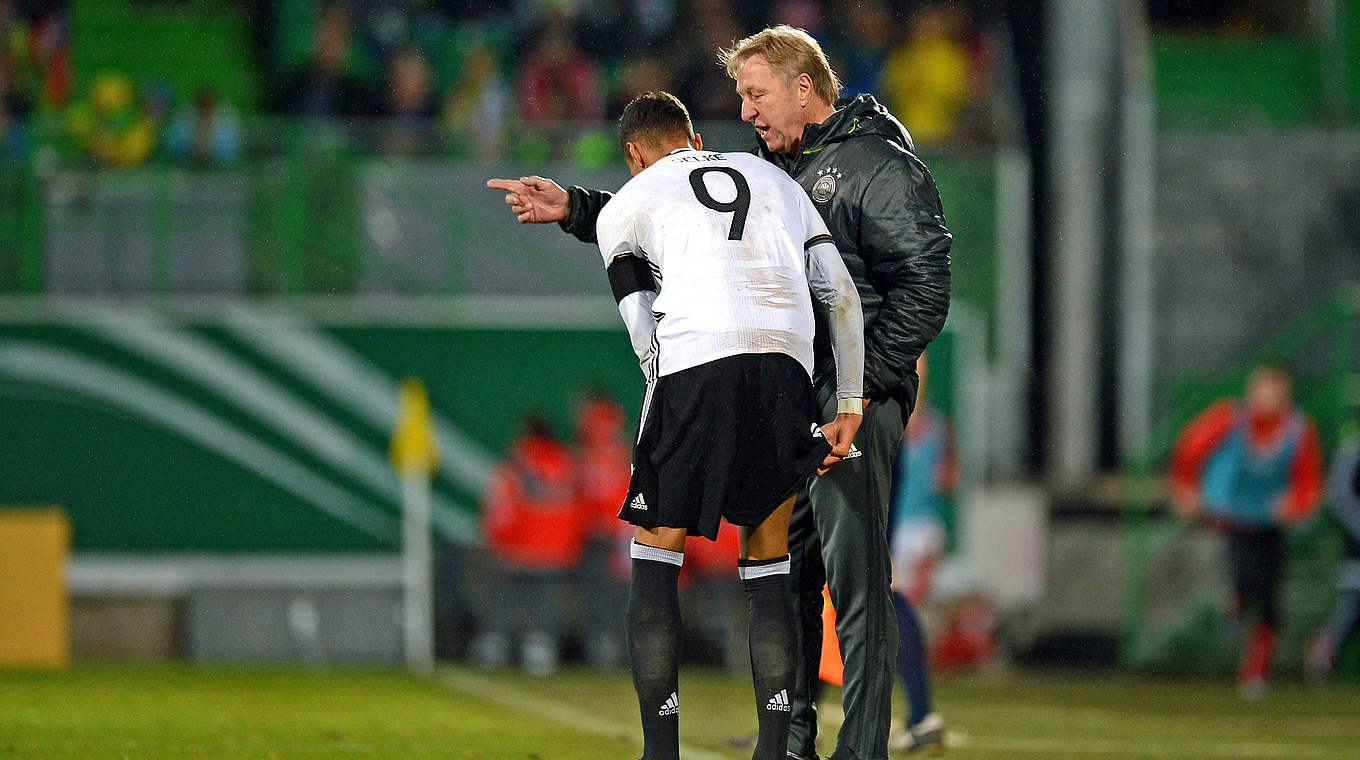 "Beim DFB hatte ich immer die Rückendeckung des Trainers": Selke (v.) mit Hrubesch © 2015 Getty Images