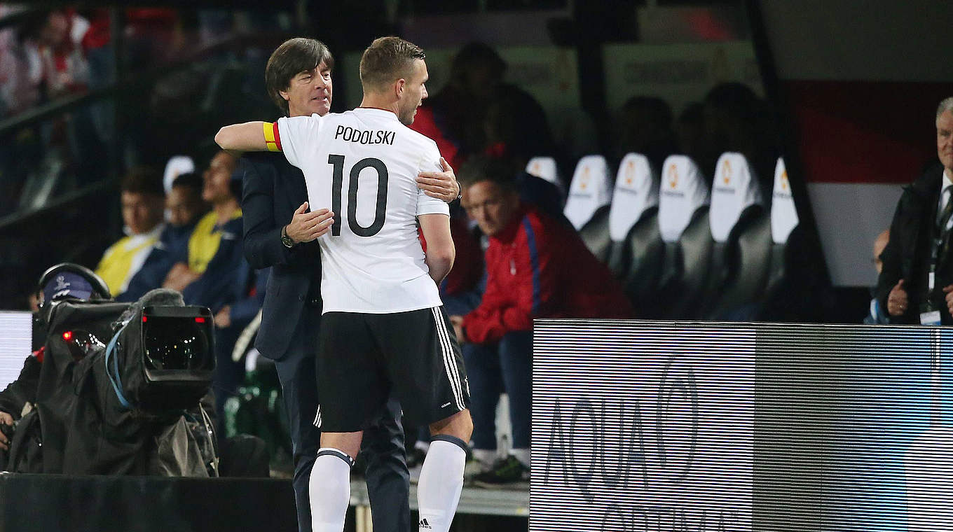 Joachim Löw (l.): "Lukas hat das entscheidende Tor auf unnachahmliche Weise erzielt" © imago/Thomas Frey