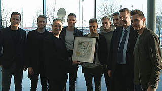 Besuch im Fußballmuseum: Bierhoff (l.), Klose und Co. vertreten das DFB-Team © DFB-TV