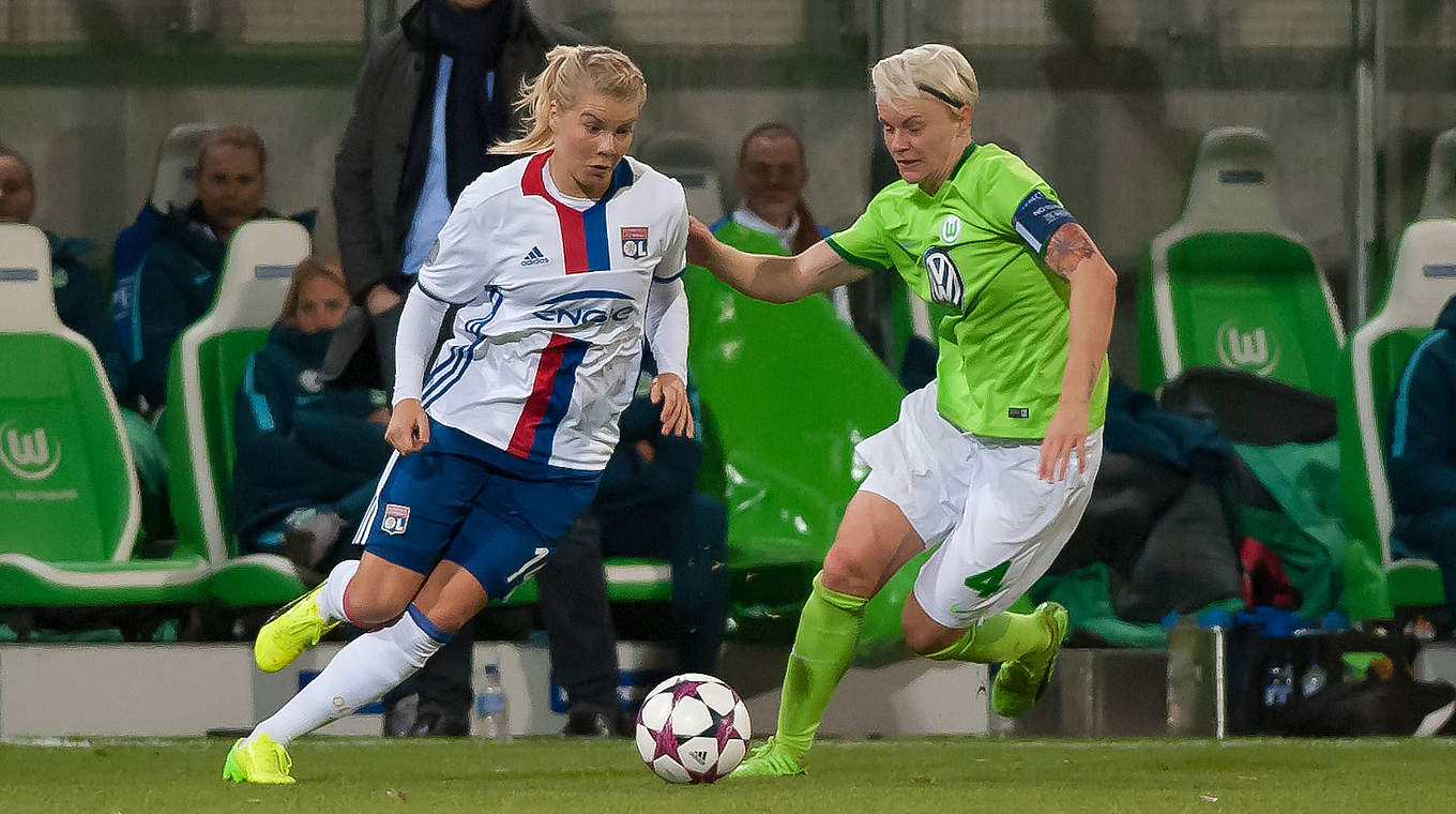 VfL-Kapitänin Fischer (r.) gegen Lyon-Star Hegerberg: "Wir wollten uns nicht verstecken" © imago/foto2press