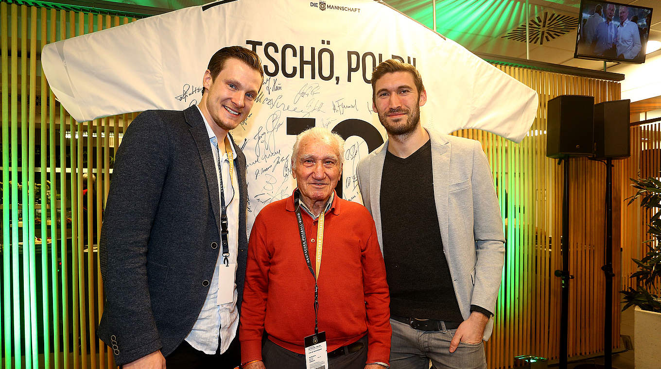 Marcell Jansen (l.) mit Willi Sippel und Stefan Reinartz (r.) © 2017 Getty Images