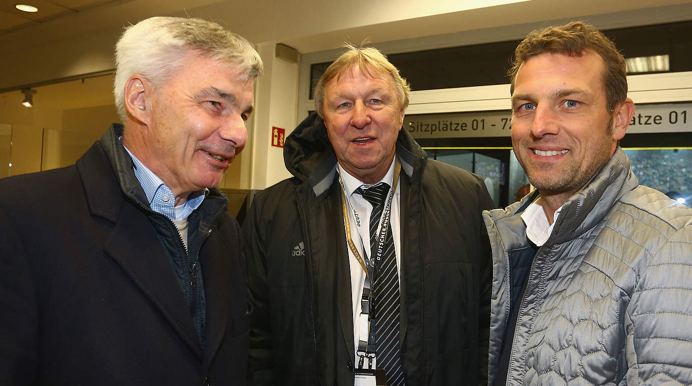 Ex-DFL-Vorstandsmitglied Michael Meier (l.) mit Hrubesch und Schalke-Coach Markus Weinzierl © 2017 Getty Images