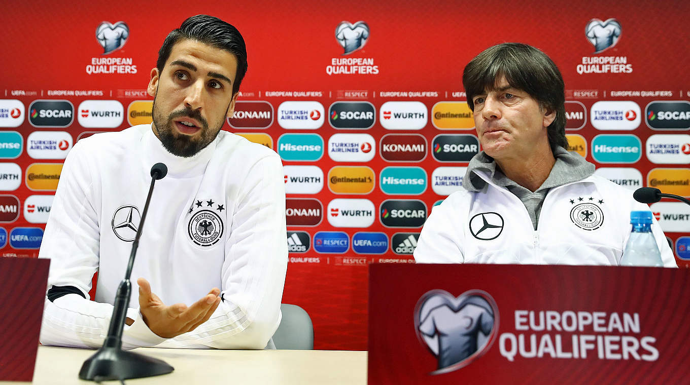 Löw (r.) über Khedira: "Er ist ein Vorbild an Einstellung und ein guter Kommunikator" © 2017 Getty Images