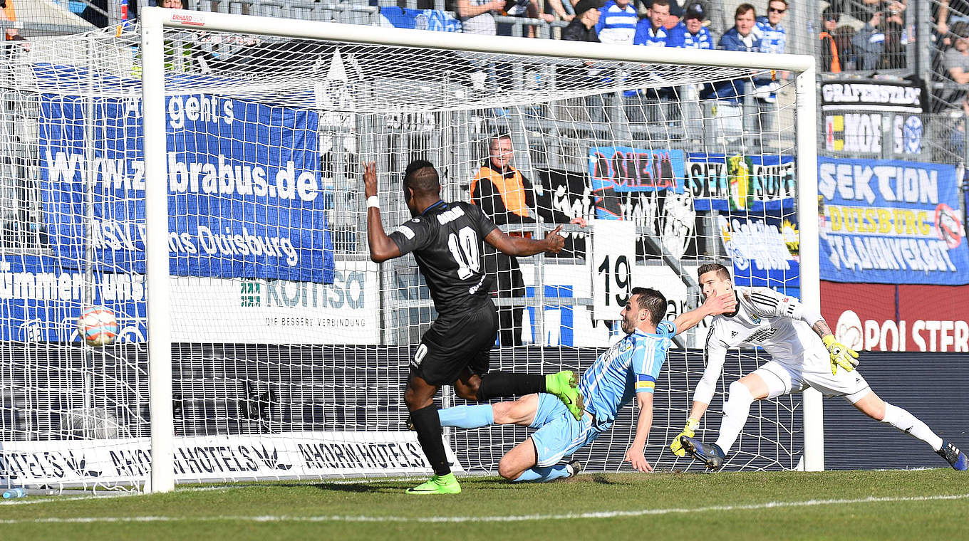 Duisburg dreht das Spiel: Kingsley Onuegbu (l.) trifft zum 3:2 in Chemnitz © imago/foto2press