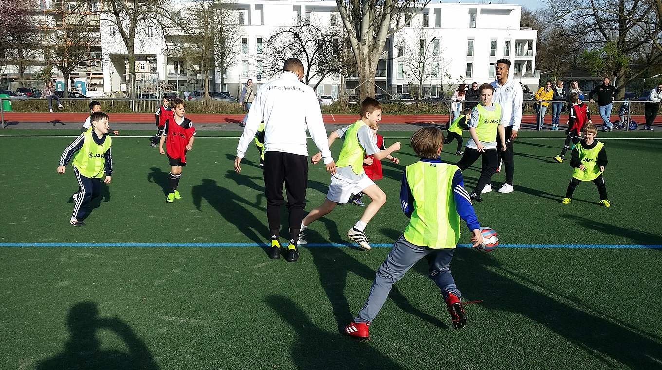 Bei einem kleinen Kick hatten die Kinder des FSV Schierstein sichtlich Spaß © DFB