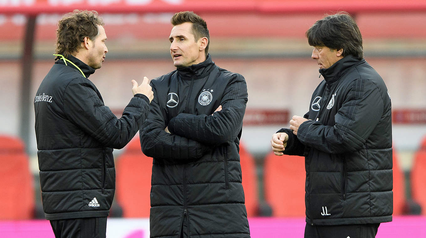 Im Gespräch: Marcus Sorg mit Miroslav Klose und Joachim Löw (v.l.) © GES/Marvin Ibo Güngör