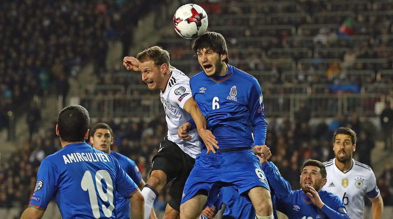 Voller Einsatz in Baku: Benedikt Höwedes (o.l.) im Duell mit Badawi Huseynow © 2017 Getty Images