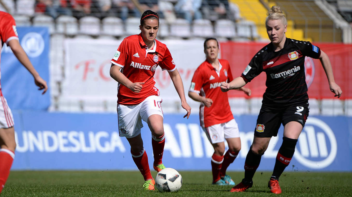 v li Lena Lotzen FC Bayern München FCB 11 Merle Barth Leverkusen 9 im Zweikampf Duell due © imago/foto2press