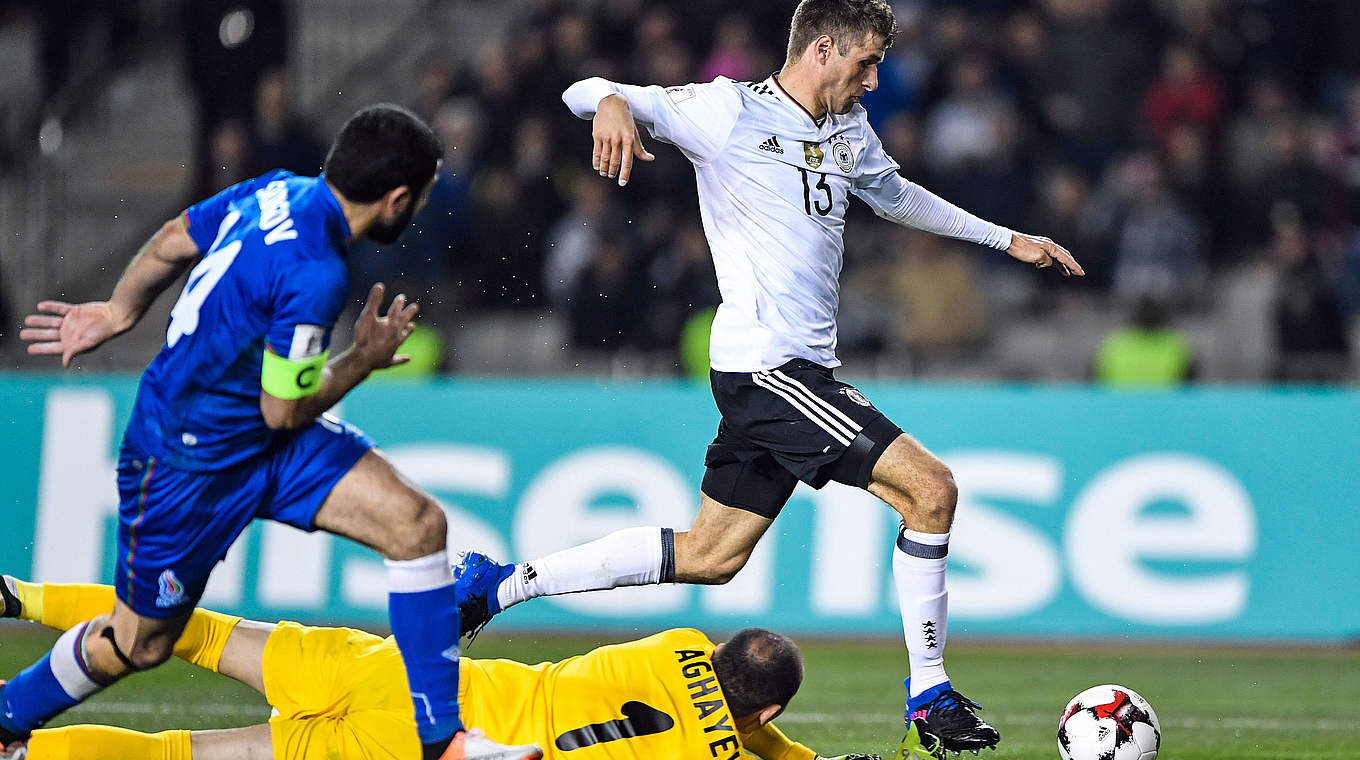 Auf dem Weg zum 2:1 in Baku: Thomas Müller (r.) umspielt Torhüter Kamran Agajew  © GES/Marvin Ibo Guengoer