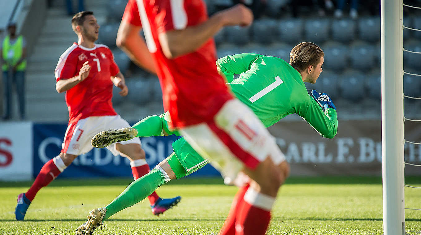 1-0 to Switzerland: Joao Oliveira (l.) beats Germany keeper Nikolaj Rehnen. © 