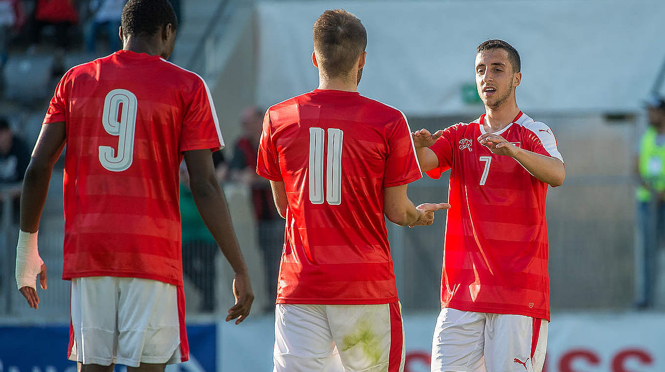 Early joy for the Swiss: Joao Oliveira (r.) celebrates his goal. © 