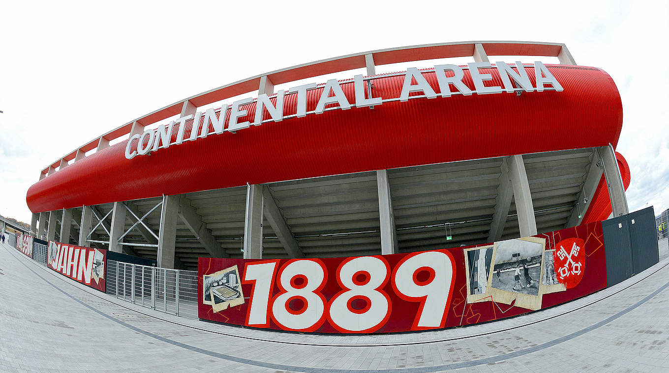 Regensburger Zuschauerbestwert in der 3. Liga: 10.216 Fans in der Continental Arena © 2015 Getty Images