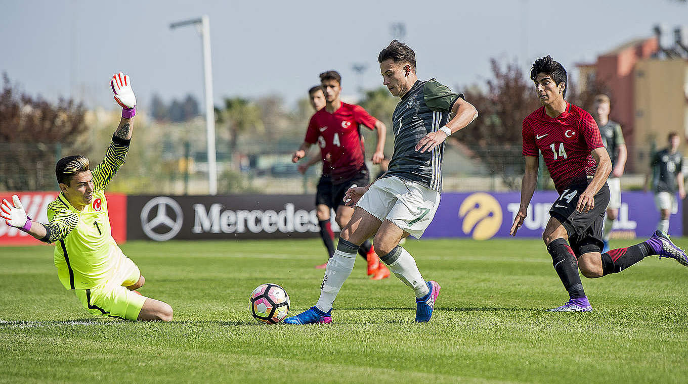 Nicolas-Gerrit Kühn (2.f.r.) drives towards the Turkish goal. © 