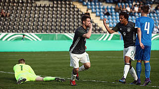 Jubel über die EM-Teilnahme: Salih Özcan (2.v.l.) und Etienne Amenyido (Nr. 9) © 2017 Getty Images